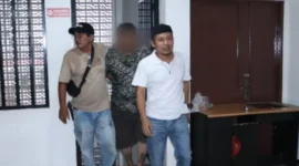 Pelaku penipuan berkedok ritual membuka aura diamankan Unit Reskrim Polsek Kalideres setelah membawa kabur perhiasan emas dan jam tangan milik lansia di Jakarta Barat. (Posnews/Ist)
