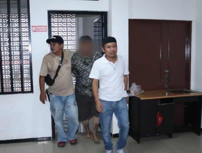 Pelaku penipuan berkedok ritual membuka aura diamankan Unit Reskrim Polsek Kalideres setelah membawa kabur perhiasan emas dan jam tangan milik lansia di Jakarta Barat. (Posnews/Ist)
