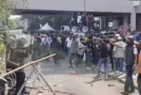 Petugas TNI-Polri mengamankan proses eksekusi pengosongan Hotel Sultan di Senayan setelah terjadi aksi pelemparan batu oleh massa penolak eksekusi. (Posnews/Ist)