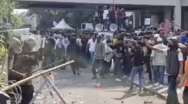 Petugas TNI-Polri mengamankan proses eksekusi pengosongan Hotel Sultan di Senayan setelah terjadi aksi pelemparan batu oleh massa penolak eksekusi. (Posnews/Ist)