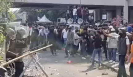 Petugas TNI-Polri mengamankan proses eksekusi pengosongan Hotel Sultan di Senayan setelah terjadi aksi pelemparan batu oleh massa penolak eksekusi.