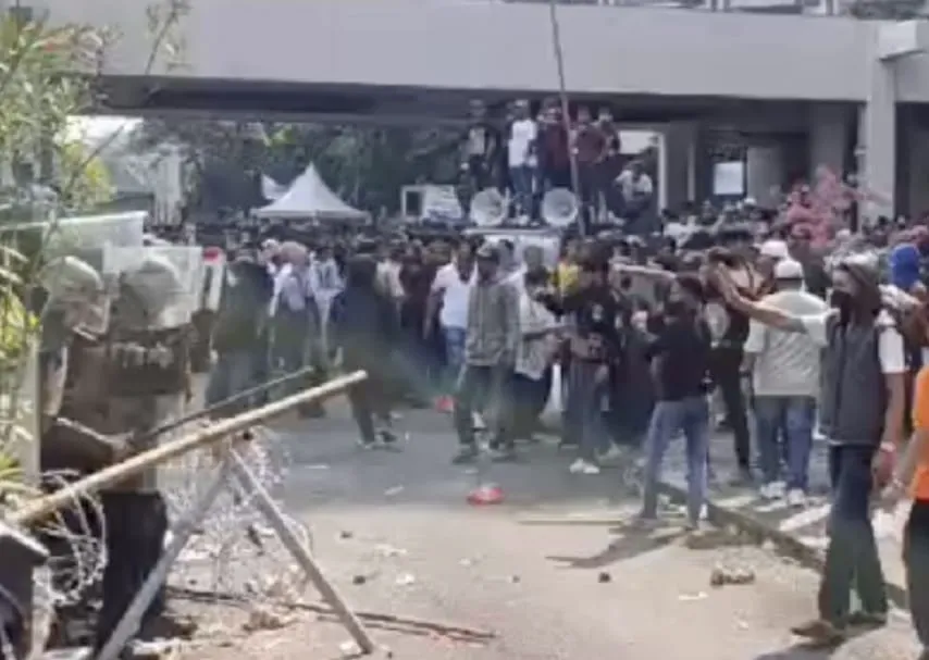 Petugas TNI-Polri mengamankan proses eksekusi pengosongan Hotel Sultan di Senayan setelah terjadi aksi pelemparan batu oleh massa penolak eksekusi. (Posnews/Ist)