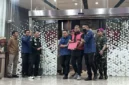 Petugas Kejagung menggiring tersangka GHS menuju mobil tahanan setelah ditetapkan sebagai tersangka baru dalam kasus dugaan korupsi Program Makan Bergizi Gratis (MBG). (Posnews/Ist)