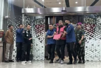 Petugas Kejagung menggiring tersangka GHS menuju mobil tahanan setelah ditetapkan sebagai tersangka baru dalam kasus dugaan korupsi Program Makan Bergizi Gratis (MBG). (Posnews/Ist)
