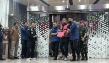 Petugas Kejagung menggiring tersangka GHS menuju mobil tahanan setelah ditetapkan sebagai tersangka baru dalam kasus dugaan korupsi Program Makan Bergizi Gratis (MBG). (Posnews/Ist)