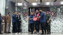 Petugas Kejagung menggiring tersangka GHS menuju mobil tahanan setelah ditetapkan sebagai tersangka baru dalam kasus dugaan korupsi Program Makan Bergizi Gratis (MBG). (Posnews/Ist)
