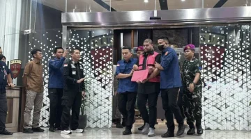 Petugas Kejagung menggiring tersangka GHS menuju mobil tahanan setelah ditetapkan sebagai tersangka baru dalam kasus dugaan korupsi Program Makan Bergizi Gratis (MBG). (Posnews/Ist)