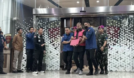 Petugas Kejagung menggiring tersangka GHS menuju mobil tahanan setelah ditetapkan sebagai tersangka baru dalam kasus dugaan korupsi Program Makan Bergizi Gratis (MBG).