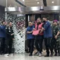 Petugas Kejagung menggiring tersangka GHS menuju mobil tahanan setelah ditetapkan sebagai tersangka baru dalam kasus dugaan korupsi Program Makan Bergizi Gratis (MBG). (Posnews/Ist)