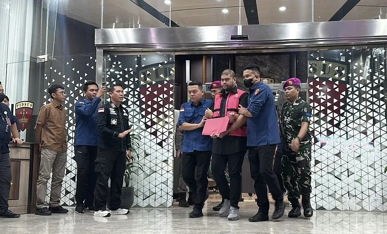 Petugas Kejagung menggiring tersangka GHS menuju mobil tahanan setelah ditetapkan sebagai tersangka baru dalam kasus dugaan korupsi Program Makan Bergizi Gratis (MBG). (Posnews/Ist)
