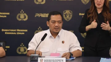 Direktur Reserse Kriminal Umum Polda Metro Jaya memberikan keterangan terkait penelusuran aset bos Hanania Travel dalam kasus dugaan penipuan perjalanan umrah. (Posnews/Ist)