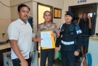 Bareskrim Polri memeriksa mantan anggota Brimob Bripka Dedy Wiratama yang diduga membekingi aktivitas peredaran narkotika di kawasan Gang Langgar, Samarinda Seberang, Kalimantan Timur. (Posnews/Ist)
