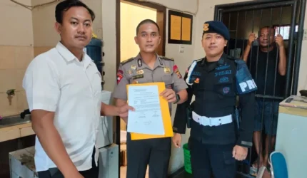 Petugas Direktorat Tindak Pidana Narkoba Bareskrim Polri bersiap memeriksa Bripka Dedy Wiratama terkait dugaan perlindungan jaringan narkoba di Samarinda.
