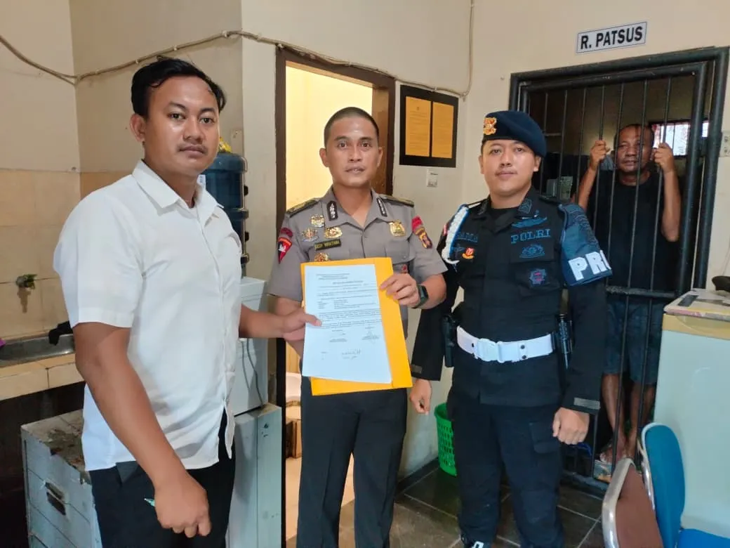 Bareskrim Polri memeriksa mantan anggota Brimob Bripka Dedy Wiratama yang diduga membekingi aktivitas peredaran narkotika di kawasan Gang Langgar, Samarinda Seberang, Kalimantan Timur. (Posnews/Ist)
