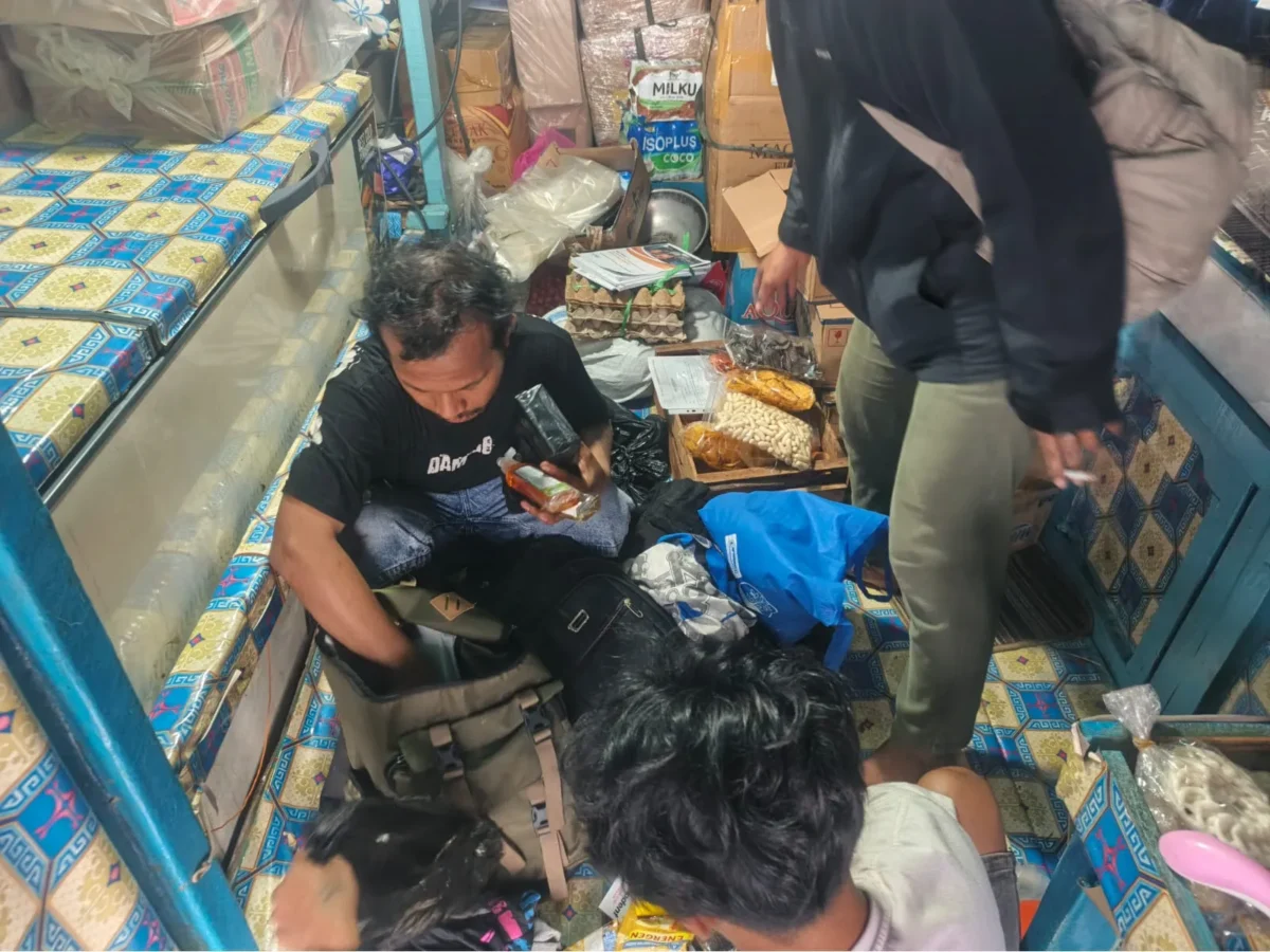 Petugas Ditpolairud Polda Metro Jaya menunjukkan ribuan butir obat keras ilegal yang disita dari lokasi penjualan tanpa izin di kawasan Pelabuhan Muara Baru, Jakarta Utara. (Posnews/Ist)