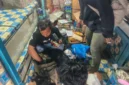 Petugas Ditpolairud Polda Metro Jaya menunjukkan ribuan butir obat keras ilegal yang disita dari lokasi penjualan tanpa izin di kawasan Pelabuhan Muara Baru, Jakarta Utara. (Posnews/Ist)