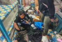 Petugas Ditpolairud Polda Metro Jaya menunjukkan ribuan butir obat keras ilegal yang disita dari lokasi penjualan tanpa izin di kawasan Pelabuhan Muara Baru, Jakarta Utara. (Posnews/Ist)