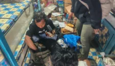Petugas Ditpolairud Polda Metro Jaya menunjukkan ribuan butir obat keras ilegal yang disita dari lokasi penjualan tanpa izin di kawasan Pelabuhan Muara Baru, Jakarta Utara. (Posnews/Ist)
