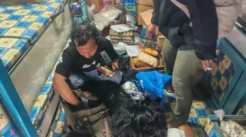 Petugas Ditpolairud Polda Metro Jaya menunjukkan ribuan butir obat keras ilegal yang disita dari lokasi penjualan tanpa izin di kawasan Pelabuhan Muara Baru, Jakarta Utara. (Posnews/Ist)