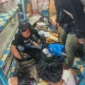 Petugas Ditpolairud Polda Metro Jaya menunjukkan ribuan butir obat keras ilegal yang disita dari lokasi penjualan tanpa izin di kawasan Pelabuhan Muara Baru, Jakarta Utara. (Posnews/Ist)