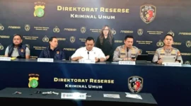 Direktur Reserse Kriminal Umum Polda Metro Jaya Kombes Pol Iman Imanuddin konferensi pers pengungkapan 141 kasus pencurian kendaraan bermotor dengan 317 tersangka di Mapolda Metro Jaya, Jakarta. (Posnews/Ist)
