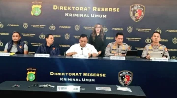 Direktur Reserse Kriminal Umum Polda Metro Jaya Kombes Pol Iman Imanuddin konferensi pers pengungkapan 141 kasus pencurian kendaraan bermotor dengan 317 tersangka di Mapolda Metro Jaya, Jakarta. (Posnews/Ist)
