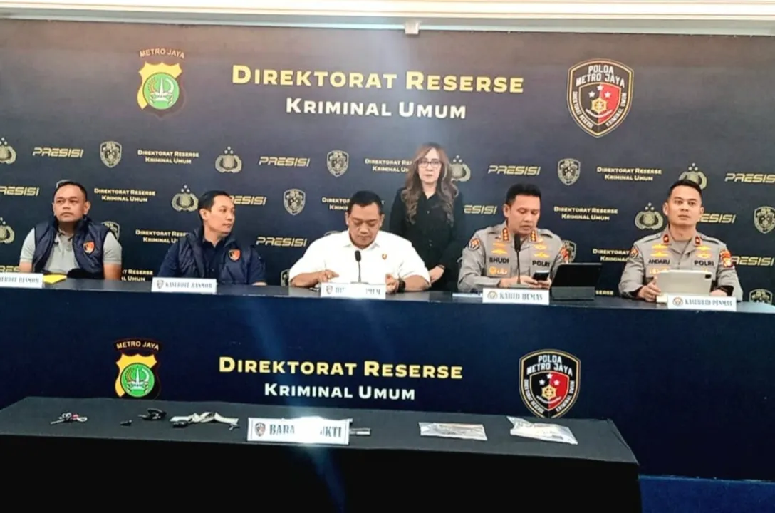 Direktur Reserse Kriminal Umum Polda Metro Jaya Kombes Pol Iman Imanuddin konferensi pers pengungkapan 141 kasus pencurian kendaraan bermotor dengan 317 tersangka di Mapolda Metro Jaya, Jakarta. (Posnews/Ist)
