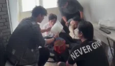 Petugas Satresnarkoba Polres Pelabuhan Tanjung Priok menunjukkan barang bukti 2,07 kilogram sabu dan tiga telepon genggam hasil pengungkapan jaringan peredaran narkotika di Jakarta. (Posnews/Ist)