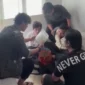 Petugas Satresnarkoba Polres Pelabuhan Tanjung Priok menunjukkan barang bukti 2,07 kilogram sabu dan tiga telepon genggam hasil pengungkapan jaringan peredaran narkotika di Jakarta. (Posnews/Ist)