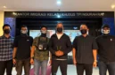 Petugas Bareskrim Polri bersama Imigrasi dan Bea Cukai mengamankan buronan narkoba internasional Angelo Pandeli di Terminal VIP Bandara I Gusti Ngurah Rai, Bali, setelah terdeteksi dalam Interpol Blue Notice. (Posnews/Ist)