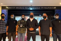 Petugas Bareskrim Polri bersama Imigrasi dan Bea Cukai mengamankan buronan narkoba internasional Angelo Pandeli di Terminal VIP Bandara I Gusti Ngurah Rai, Bali, setelah terdeteksi dalam Interpol Blue Notice. (Posnews/Ist)