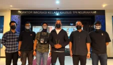 Petugas Bareskrim Polri bersama Imigrasi dan Bea Cukai mengamankan buronan narkoba internasional Angelo Pandeli di Terminal VIP Bandara I Gusti Ngurah Rai, Bali, setelah terdeteksi dalam Interpol Blue Notice. (Posnews/Ist)