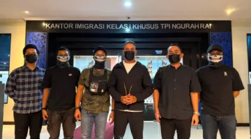 Petugas Bareskrim Polri bersama Imigrasi dan Bea Cukai mengamankan buronan narkoba internasional Angelo Pandeli di Terminal VIP Bandara I Gusti Ngurah Rai, Bali, setelah terdeteksi dalam Interpol Blue Notice. (Posnews/Ist)