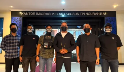 Petugas Bareskrim Polri bersama Imigrasi dan Bea Cukai mengamankan buronan narkoba internasional Angelo Pandeli di Terminal VIP Bandara I Gusti Ngurah Rai, Bali, setelah terdeteksi dalam Interpol Blue Notice.