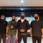 Petugas Bareskrim Polri bersama Imigrasi dan Bea Cukai mengamankan buronan narkoba internasional Angelo Pandeli di Terminal VIP Bandara I Gusti Ngurah Rai, Bali, setelah terdeteksi dalam Interpol Blue Notice. (Posnews/Ist)