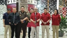 Direktur Penyidikan Jampidsus Kejagung Syarief Sulaeman Nahdi saat mengumumkan penetapan Andri Mulyono, Komisaris dan Pengendali PT Yasa Arta Trimanunggal, sebagai tersangka kasus dugaan korupsi pengadaan motor listrik Badan Gizi Nasional (BGN) tahun 2025 di Gedung Kejaksaan Agung, Jakarta. (Posnews/Ist)