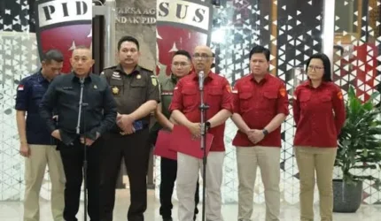 Direktur Penyidikan Jampidsus Kejagung Syarief Sulaeman Nahdi saat mengumumkan penetapan Andri Mulyono, Komisaris dan Pengendali PT Yasa Arta Trimanunggal, sebagai tersangka kasus dugaan korupsi pengadaan motor listrik Badan Gizi Nasional (BGN) tahun 2025 di Gedung Kejaksaan Agung, Jakarta.