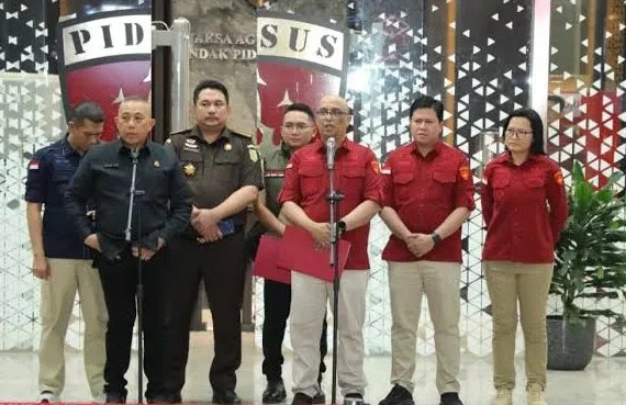 Direktur Penyidikan Jampidsus Kejagung Syarief Sulaeman Nahdi saat mengumumkan penetapan Andri Mulyono, Komisaris dan Pengendali PT Yasa Arta Trimanunggal, sebagai tersangka kasus dugaan korupsi pengadaan motor listrik Badan Gizi Nasional (BGN) tahun 2025 di Gedung Kejaksaan Agung, Jakarta. (Posnews/Ist)
