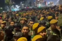 Ribuan mahasiswa menggelar aksi demonstrasi bertajuk Menuju Indonesia Bangkrut di kawasan Bundaran HI dan Tosari, Jakarta Pusat, Jumat (12/6/2026), dengan pengawalan ketat aparat gabungan Polri dan TNI. (Posnews/Ist)