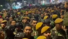 Ribuan mahasiswa menggelar aksi demonstrasi bertajuk Menuju Indonesia Bangkrut di kawasan Bundaran HI dan Tosari, Jakarta Pusat, Jumat (12/6/2026), dengan pengawalan ketat aparat gabungan Polri dan TNI. (Posnews/Ist)