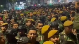 Ribuan mahasiswa menggelar aksi demonstrasi bertajuk Menuju Indonesia Bangkrut di kawasan Bundaran HI dan Tosari, Jakarta Pusat, Jumat (12/6/2026), dengan pengawalan ketat aparat gabungan Polri dan TNI. (Posnews/Ist)