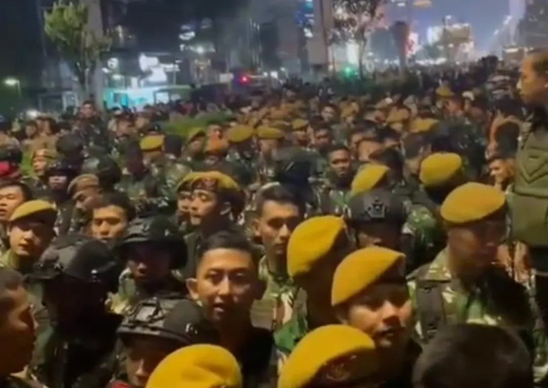 Ribuan mahasiswa menggelar aksi demonstrasi bertajuk Menuju Indonesia Bangkrut di kawasan Bundaran HI dan Tosari, Jakarta Pusat, Jumat (12/6/2026), dengan pengawalan ketat aparat gabungan Polri dan TNI. (Posnews/Ist)