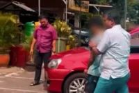 Residivis pencurian motor berinisial MF saat diamankan Polsek Ciracas bersama barang bukti sepeda motor hasil curian yang terungkap melalui rekaman CCTV viral di Jakarta Timur. (Posnews/Ist)