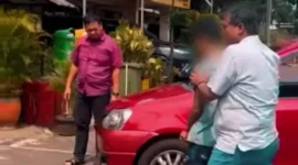 Residivis pencurian motor berinisial MF saat diamankan Polsek Ciracas bersama barang bukti sepeda motor hasil curian yang terungkap melalui rekaman CCTV viral di Jakarta Timur. (Posnews/Ist)