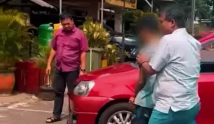 Residivis pencurian motor berinisial MF saat diamankan Polsek Ciracas bersama barang bukti sepeda motor hasil curian yang terungkap melalui rekaman CCTV viral di Jakarta Timur.