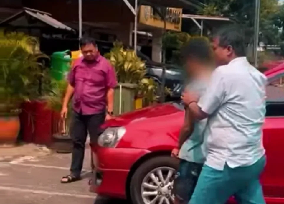 Residivis pencurian motor berinisial MF saat diamankan Polsek Ciracas bersama barang bukti sepeda motor hasil curian yang terungkap melalui rekaman CCTV viral di Jakarta Timur. (Posnews/Ist)