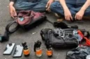 Petugas Polda Metro Jaya menunjukkan barang bukti tiga bom molotov yang disita dari seorang pria di kawasan Gedung DPR RI saat aksi demonstrasi mahasiswa di Jakarta. (Posnews/Ist)