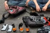 Petugas Polda Metro Jaya menunjukkan barang bukti tiga bom molotov yang disita dari seorang pria di kawasan Gedung DPR RI saat aksi demonstrasi mahasiswa di Jakarta. (Posnews/Ist)