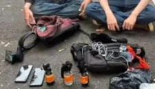 Petugas Polda Metro Jaya menunjukkan barang bukti tiga bom molotov yang disita dari seorang pria di kawasan Gedung DPR RI saat aksi demonstrasi mahasiswa di Jakarta. (Posnews/Ist)