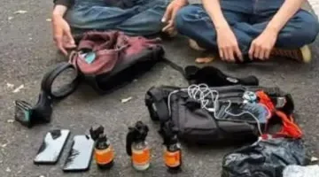 Petugas Polda Metro Jaya menunjukkan barang bukti tiga bom molotov yang disita dari seorang pria di kawasan Gedung DPR RI saat aksi demonstrasi mahasiswa di Jakarta. (Posnews/Ist)
